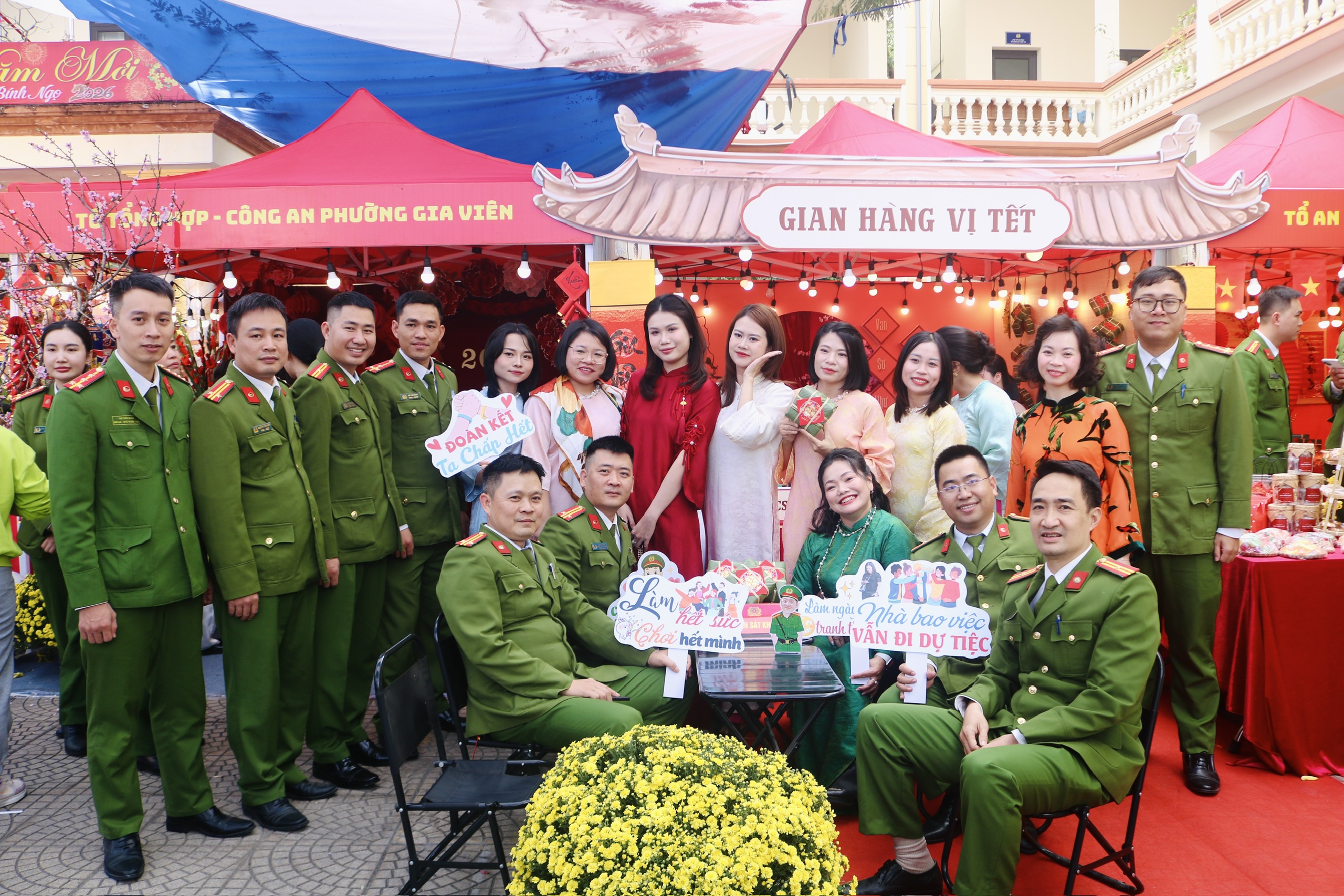 Công an phường Gia Viên: Sôi nổi hội thi gói bánh chưng, rực rỡ gian hàng Tết gắn kết nghĩa tình